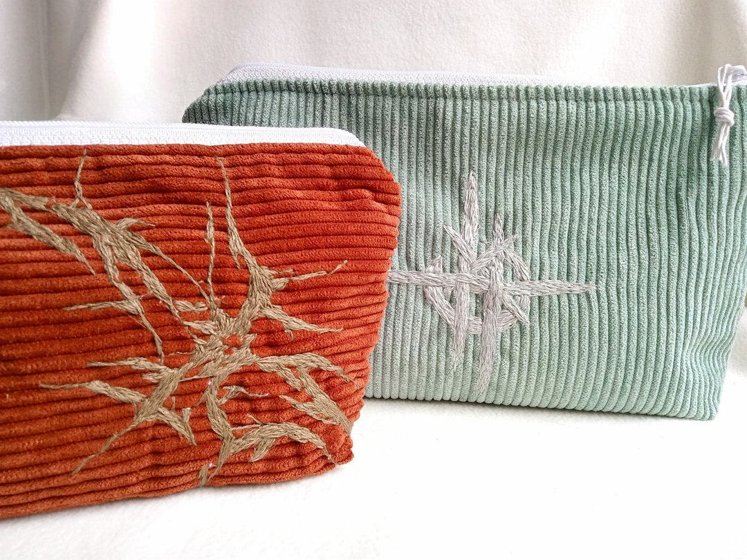 【StitchSketch】手绣灯芯绒 3C 收纳包 - 抽象立体刺绣数据线包 - 卷线器/电线收纳 - 棉 咖啡色