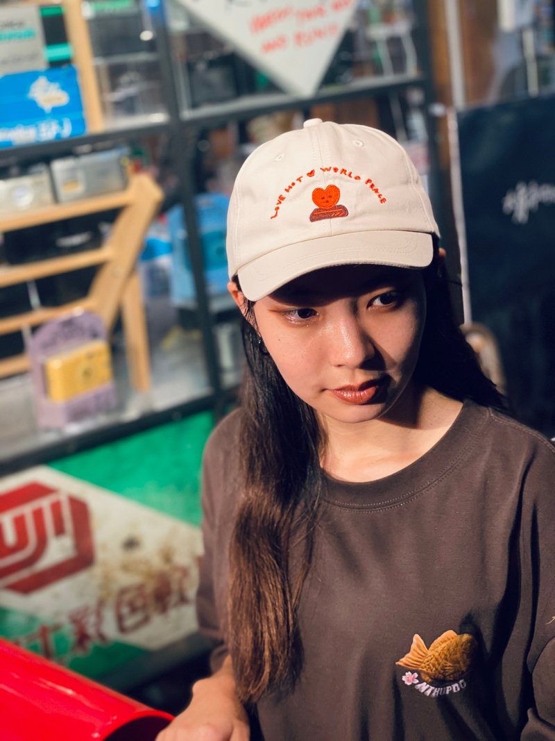 【SNAPPP x UR】LOVE HOT刺绣老帽－米 - 帽子 - 绣线 卡其色