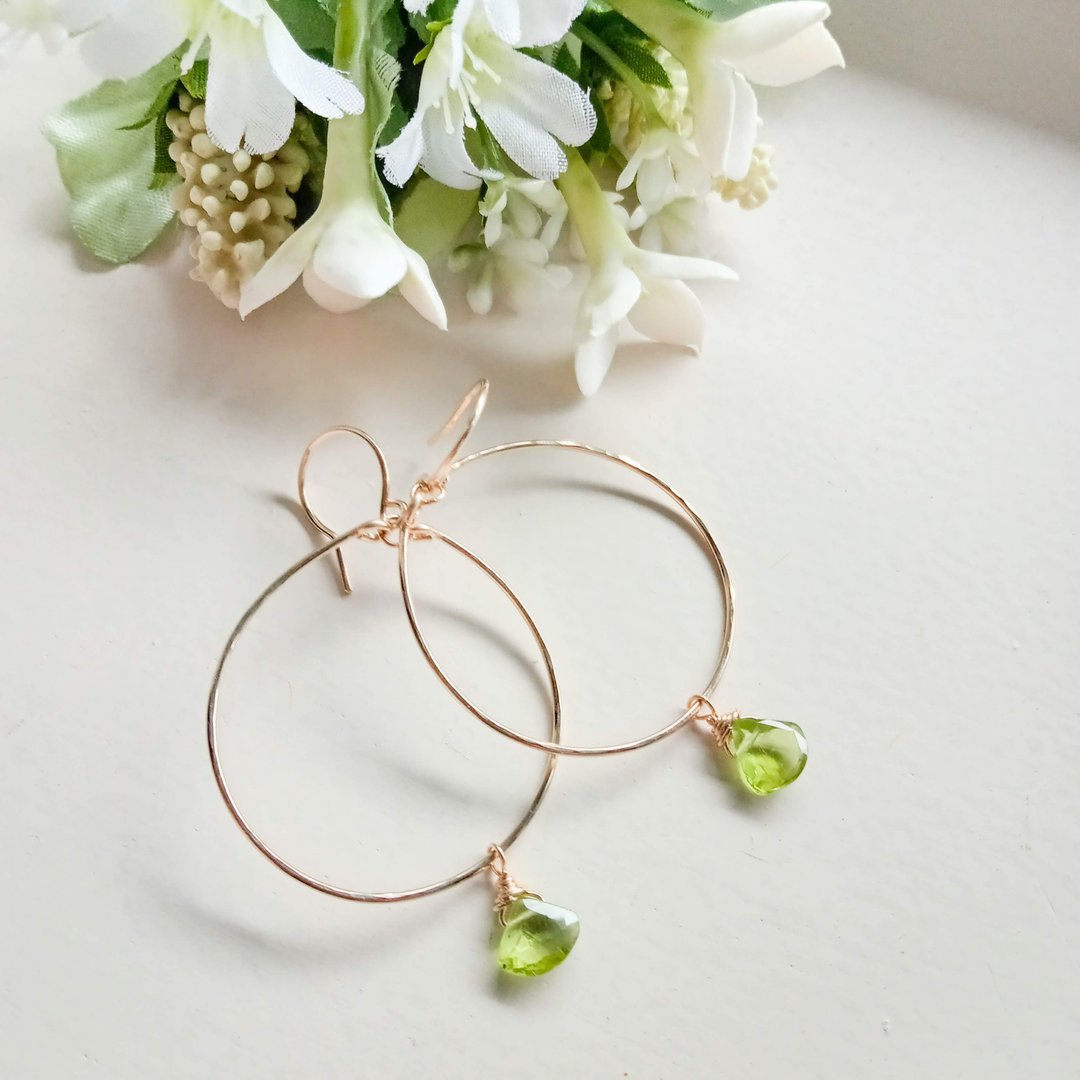 Gem Stone /14KGF   Simple hoop earrings with peridot - 耳环/耳夹 - 半宝石 绿色