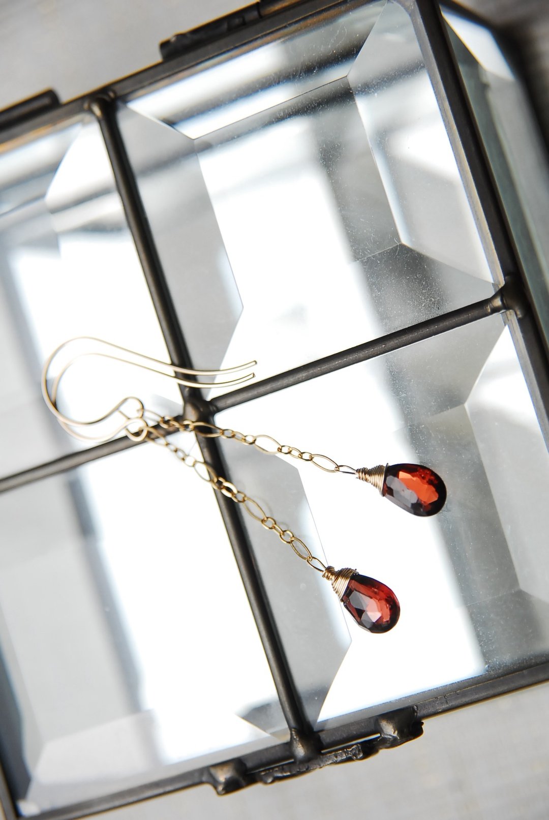 Garnet drop cut figaro chain earrings 14kgf - 耳环/耳夹 - 半宝石 红色