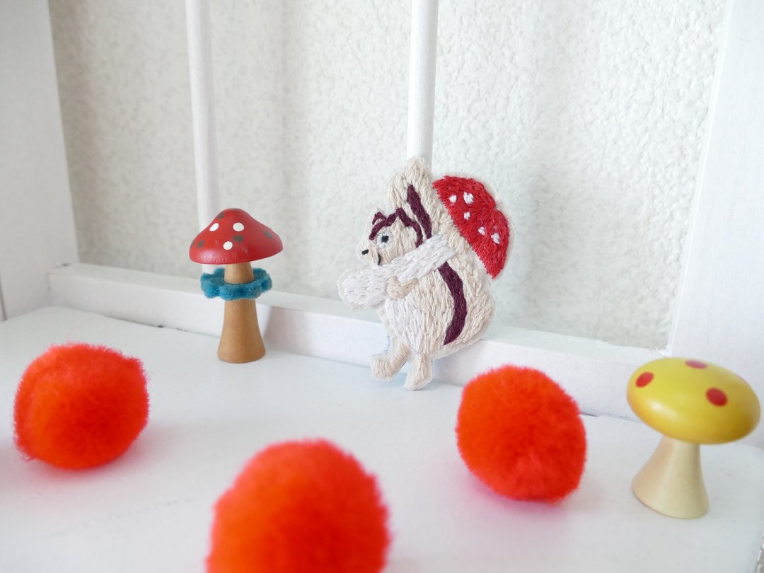 Embroidery brooch Mushroom - 胸针 - 棉 咖啡色