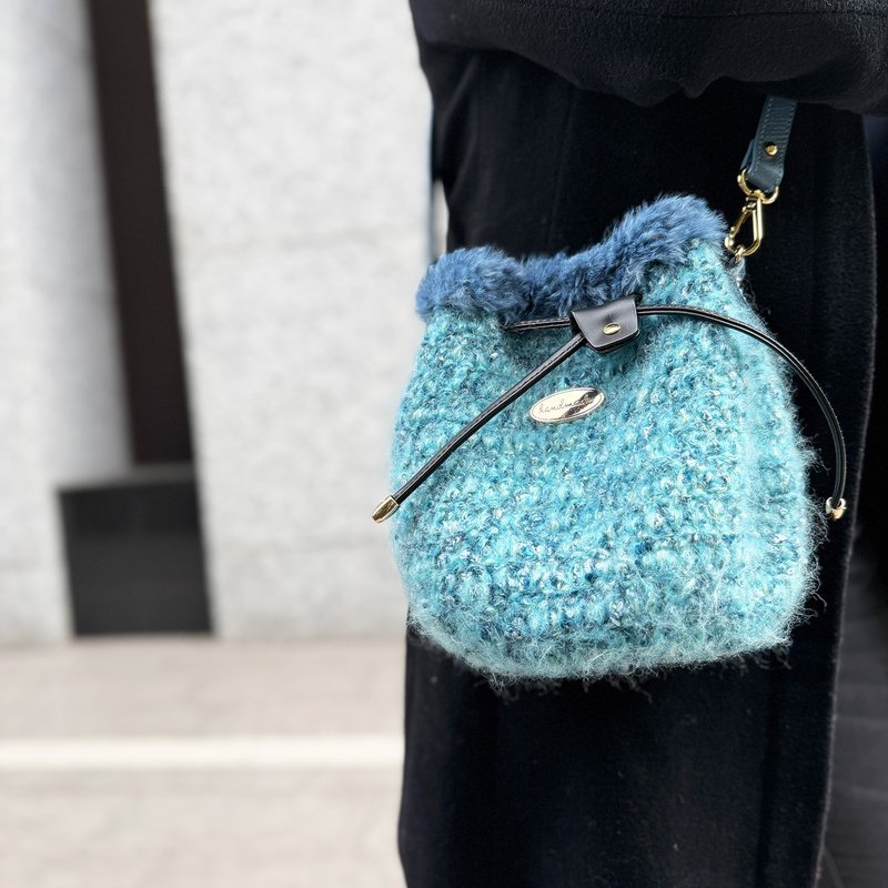 【水桶包】深海渐层蓝毛毛  肩背/斜背/手工编织包/羊毛 - 侧背包/斜挎包 - 羊毛 