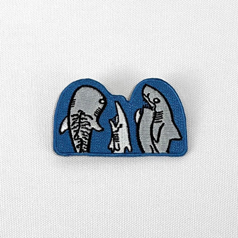 设计款SH387 - 【软木】3只鲨鱼造型刺绣别针 - 徽章/别针 - 木头 灰色