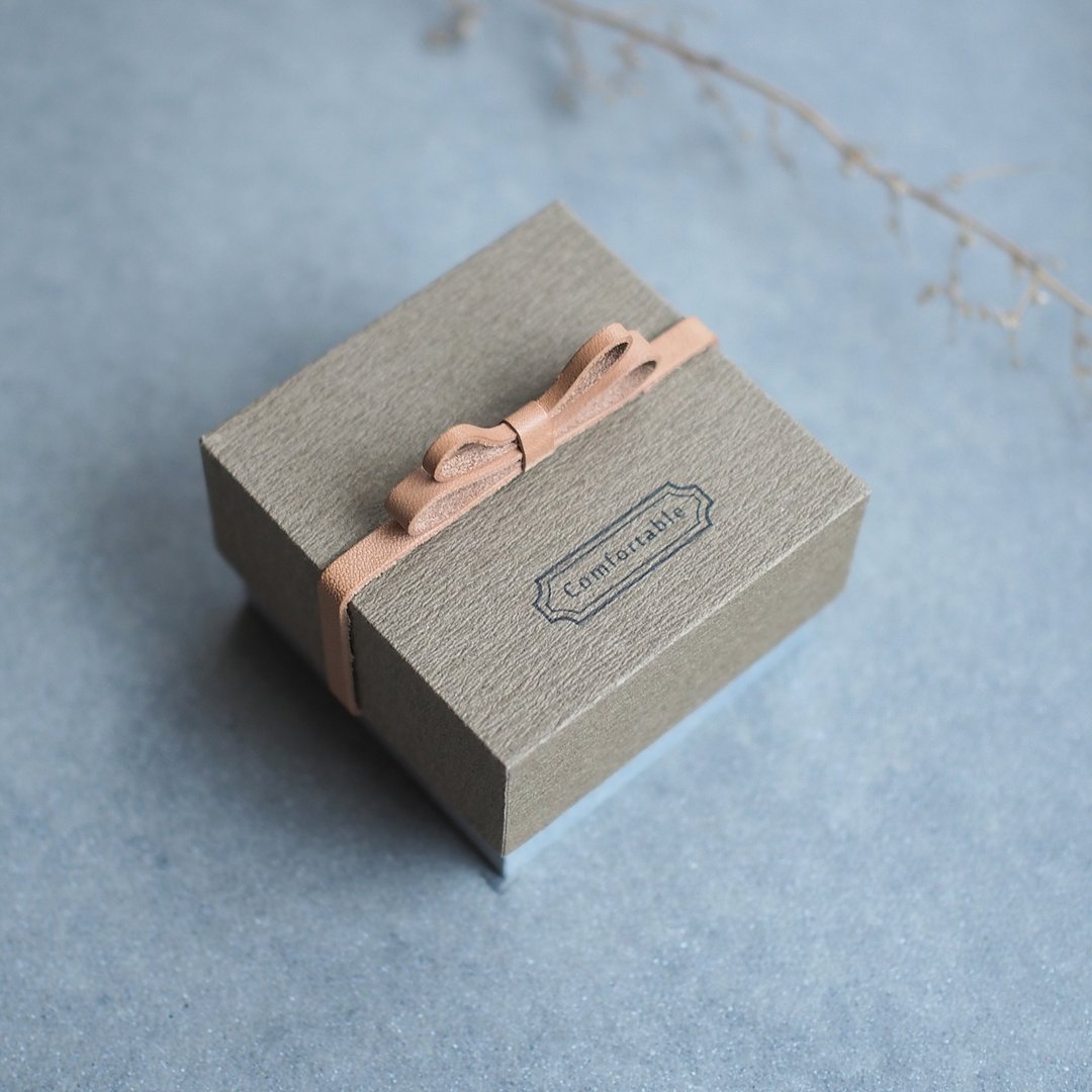 Engravable/Passion Red) 55x55mm Butterfly ribbon Convey your feelings Gift box with genuine leather Paste box Sharp corners / Inner paste finish - 包装材料 - 纸 咖啡色