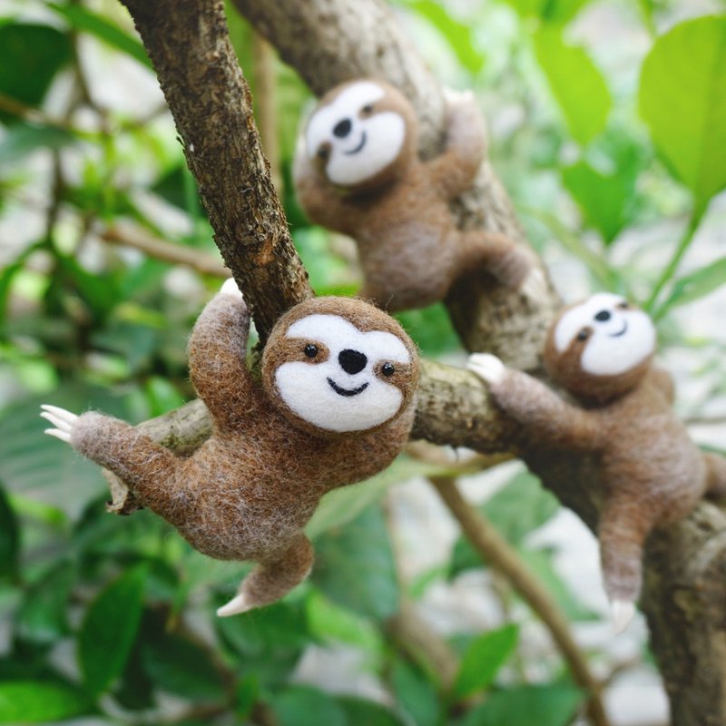 羊毛毡树懒宝宝拥抱你的手机 手机壳手机保护套冰箱贴胸针别针 - 手机壳/手机套 - 羊毛 卡其色