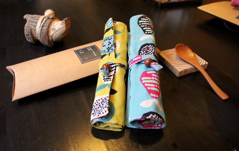 【母亲抱抱】weimom's微芒布创：黄蓝酪梨 - 笔袋、筷套、环保餐具袋、布卷 、圣诞礼物● 台湾制造-手作良品 - 筷子/筷架 - 棉．麻 黄色