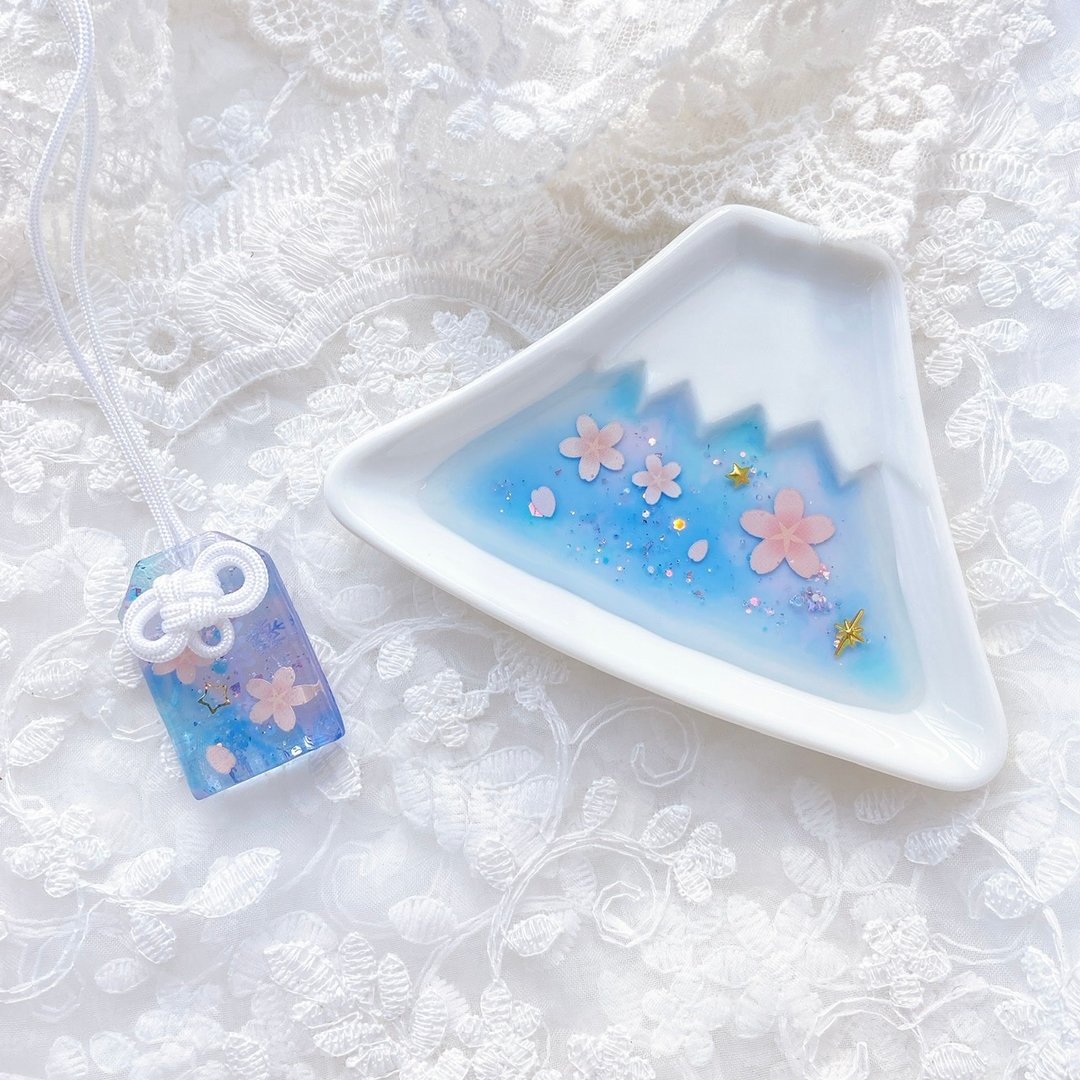 春季新品 预售 组合优惠 星夜樱 御守 日本制富士山瓷碟 樱花季 - 钥匙链/钥匙包 - 其他材质 多色