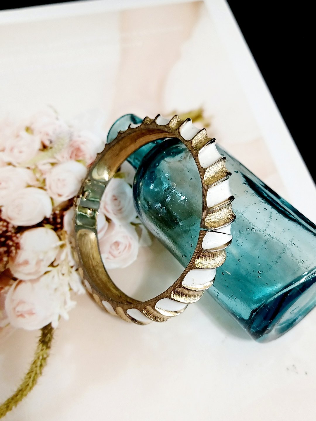 vintage jewelry Trifari 白珐琅现代风格窄版手环 - 手链/手环 - 其他金属 