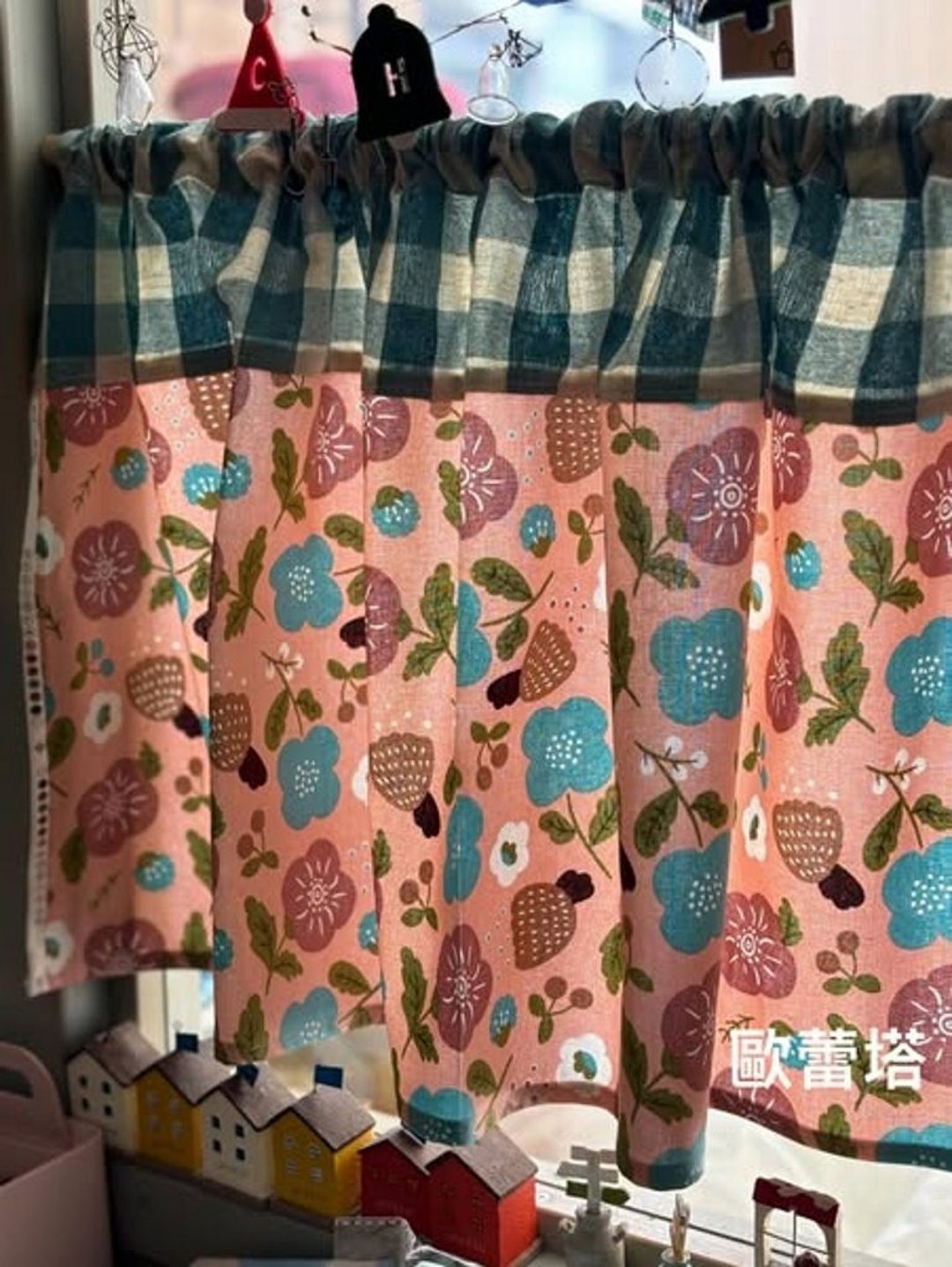 欧蕾塔手做**粉花蓝格棉麻短帘 - 海报/装饰画/版画 - 棉 粉红色