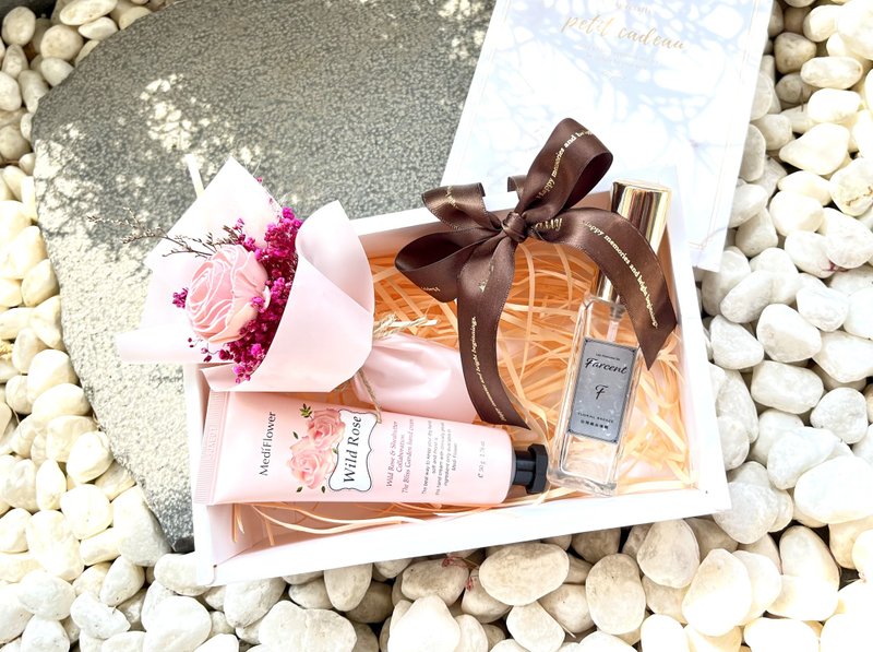 现货48hr出货【交换礼物/生日/节日礼盒】~香氛花束&护手霜系列组 - 手足保养 - 植物．花 