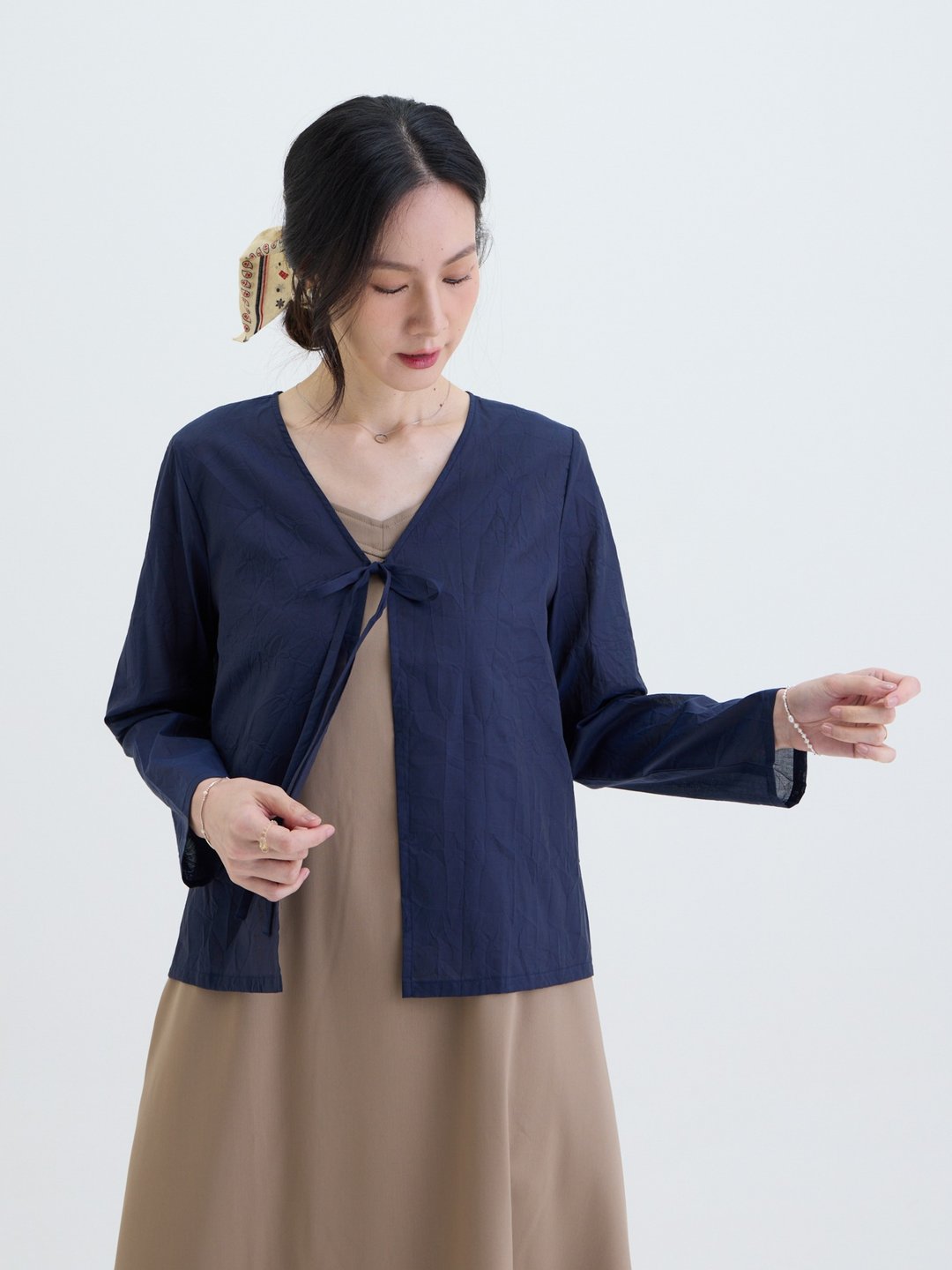 皱光日和长袖罩衫-藏青 - 女装上衣 - 棉 蓝色