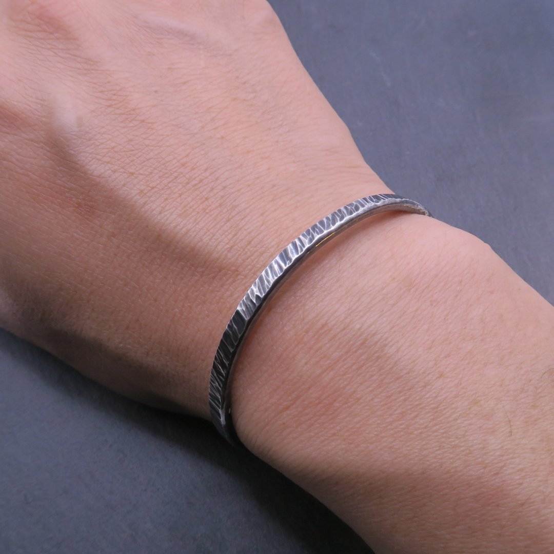 刻痕 黑 - 纯银锻敲手环 宽约4.5mm - 手链/手环 - 纯银 黑色