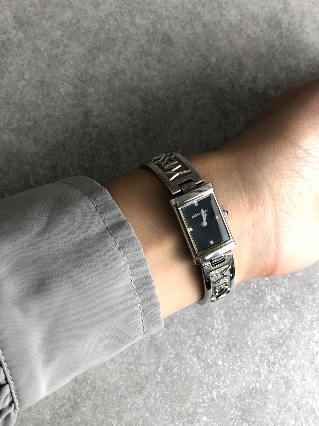 【 VintageShop solo 日本直送中古包专卖店 】Yves Saint Laurent 腕表 银色 表带式石英表 5421-H18687Y 复古 ina8wn - 女表 - 不锈钢 银色