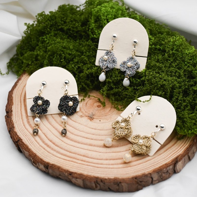 【冬季限定】 闪闪小圣诞 耳环 耳针 耳夹 立体 钩针 微钩 花朵 - 耳环/耳夹 - 棉．麻 黑色