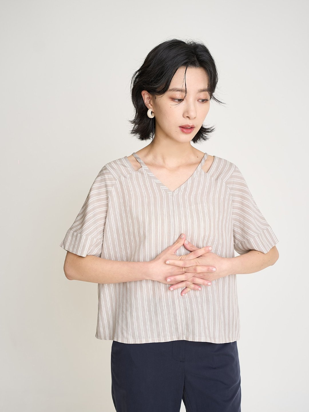 PINKOI ONLY 百叶小天窗条纹上衣-浅栗 - 女装 T 恤 - 其他人造纤维 白色