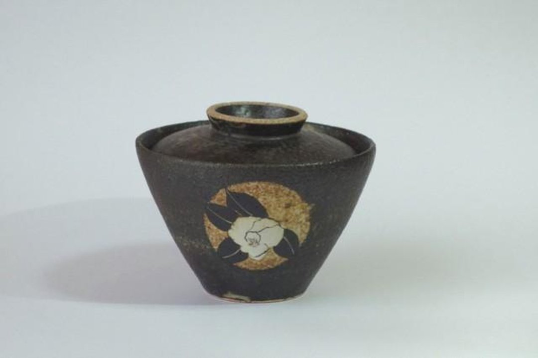 Bowl with a lid (bowl picture gold and silver Saishiro camellia) - 碗 - 陶 