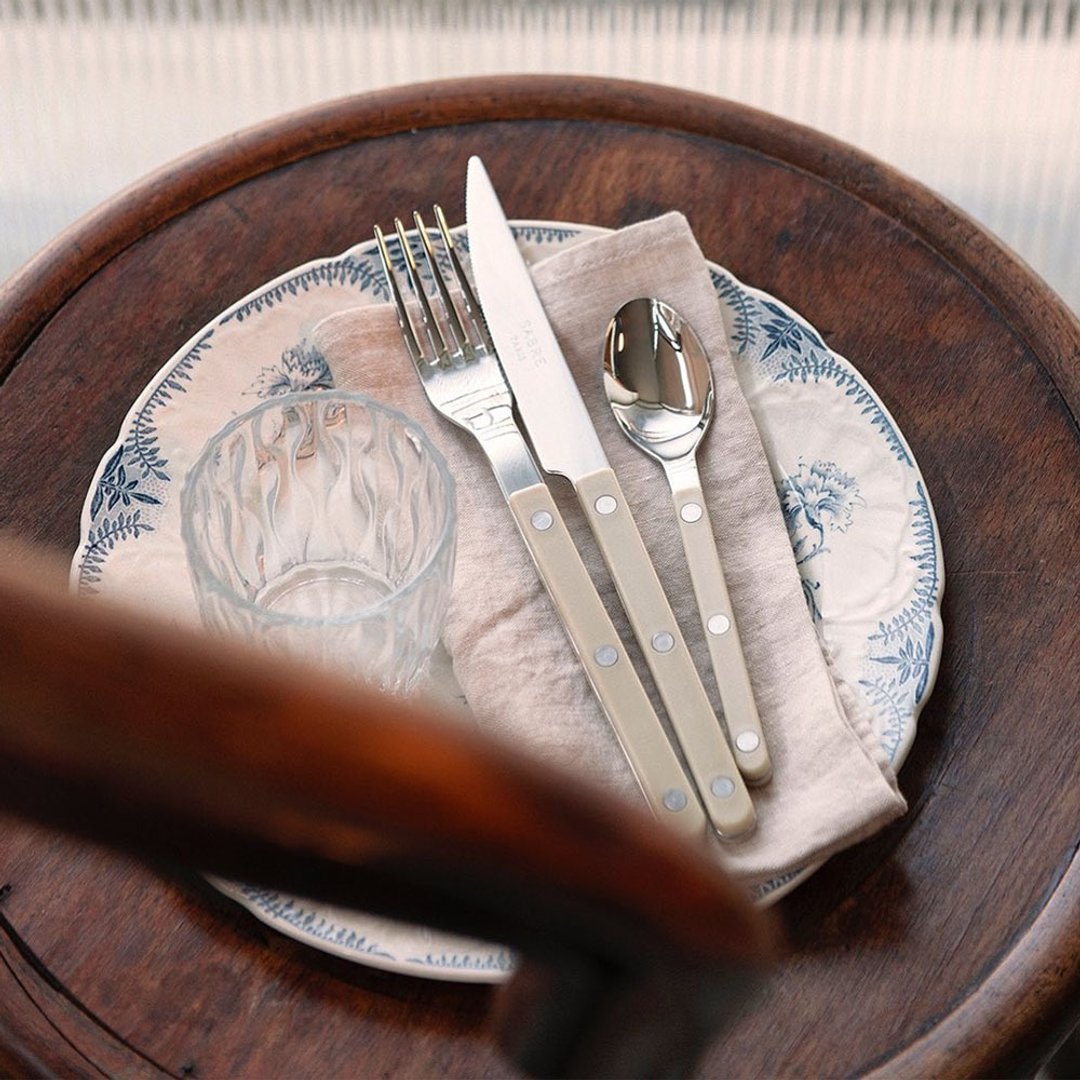 Sabre Paris-Bistrot复古酒馆-亮面不锈钢主餐刀-卡其 - 餐刀/叉/匙组合 - 其他金属 卡其色