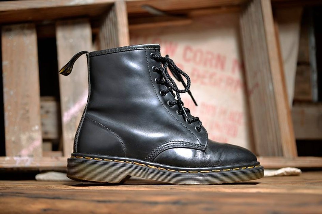《Dr. Martens Shoes》马汀经典黑色8孔靴 DME10 - 男款休闲鞋 - 真皮 黑色