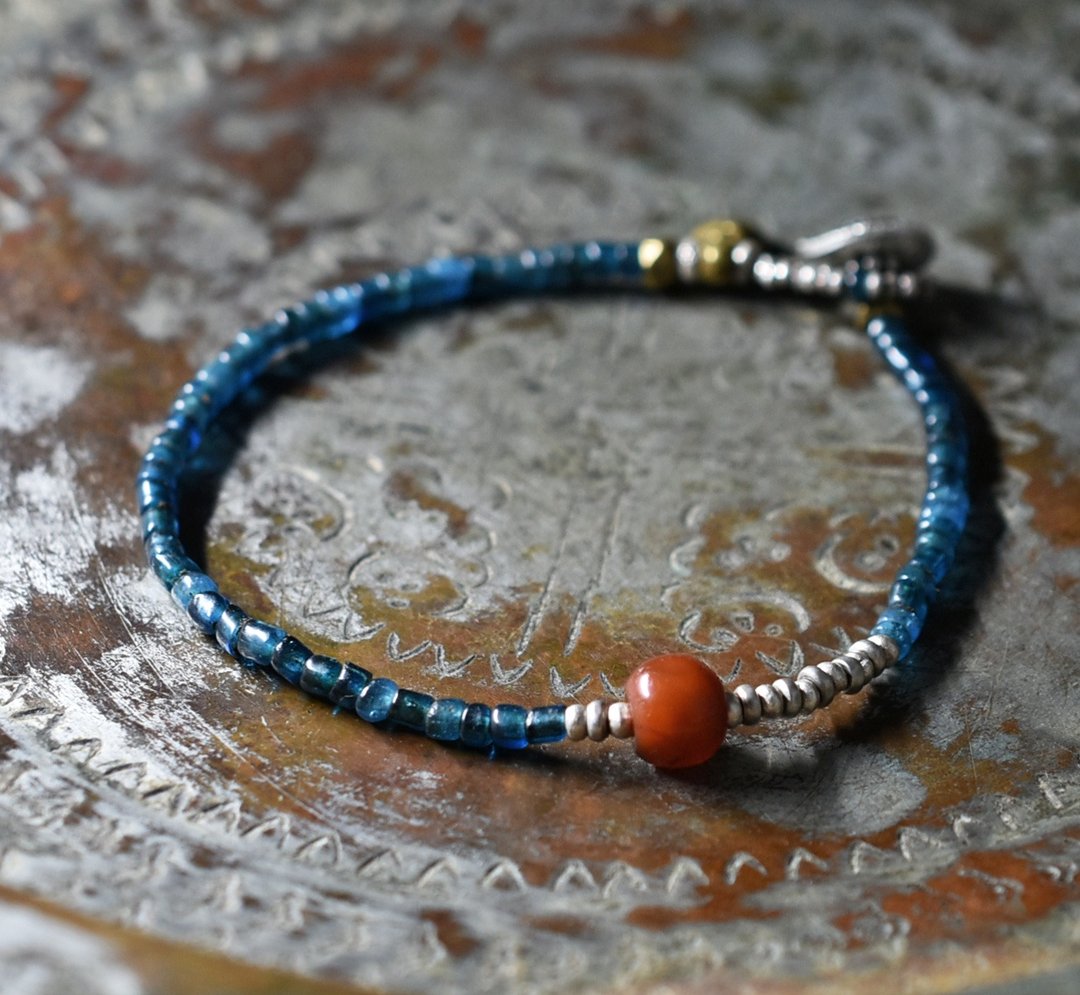 Mizoram Carnelian、Karen Silver、Shan Silver、印度蓝绿色珠饰细致手链 - 手链/手环 - 玻璃 蓝色