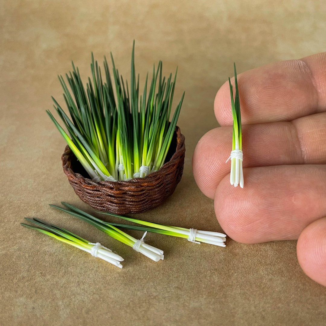Miniature dollhouse food scale 1:12 . Mini spring onion handmade of polymer clay - 玩偶/公仔 - 粘土 绿色
