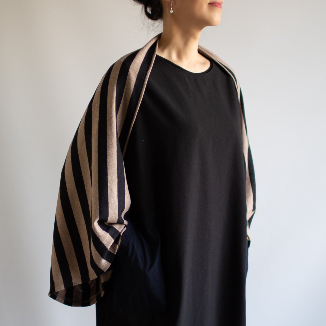 A little stall black ecru stripe SS03 only on the shoulders and sleeves - 丝巾 - 棉 咖啡色