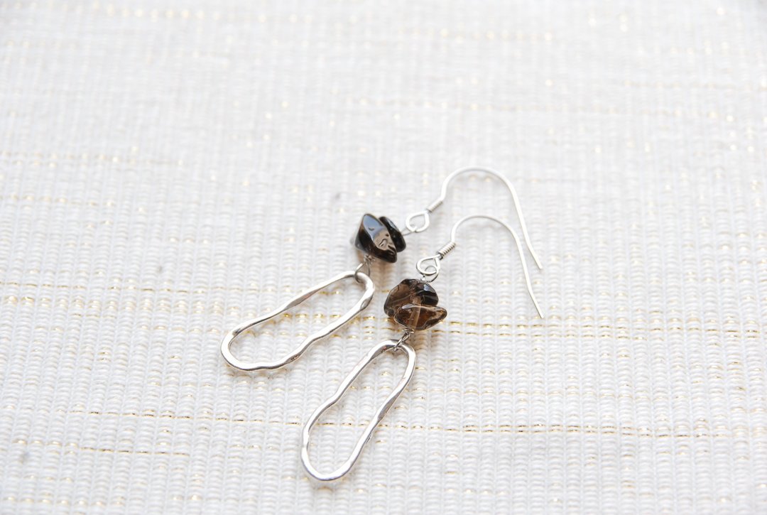 Distorted hoop earrings smoky quartz - 耳环/耳夹 - 宝石 咖啡色