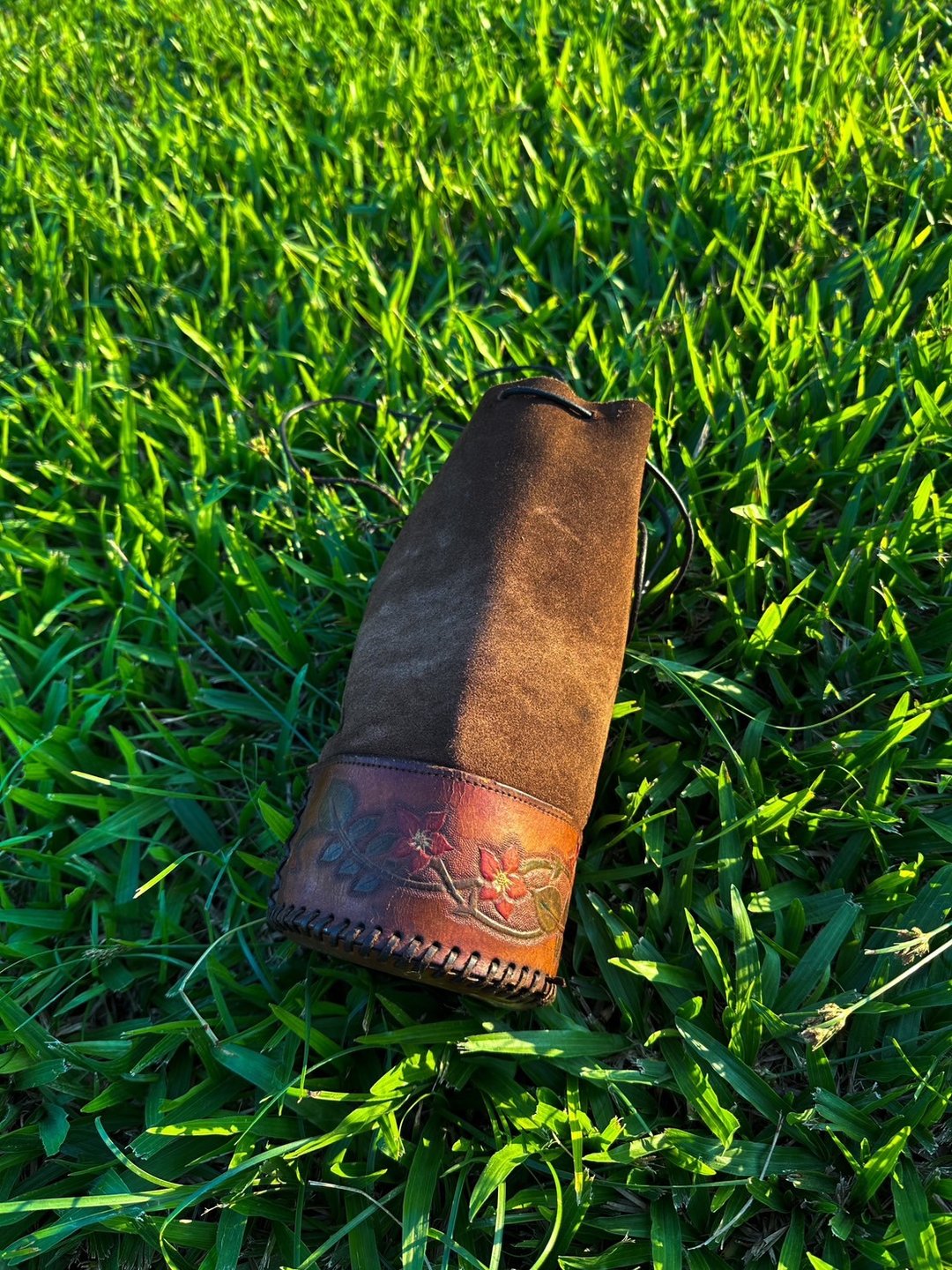 Manzoku | 可订制 | 纯手工皮革雕刻 | 麂皮拼接牛皮束口袋水桶包 - 束口袋双肩包 - 真皮 