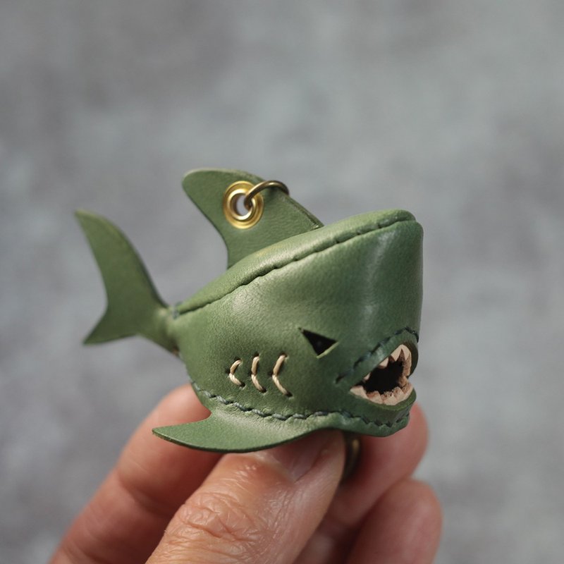 纯手工制 迷你 苔绿色 鲨鱼 钥匙圈 shark Key holder - 钥匙链/钥匙包 - 真皮 绿色