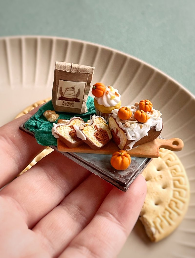 微型纸杯蛋糕套装，托盘上配有南瓜装饰，比例 1:12 - 玩偶/公仔 - 其他材质 多色