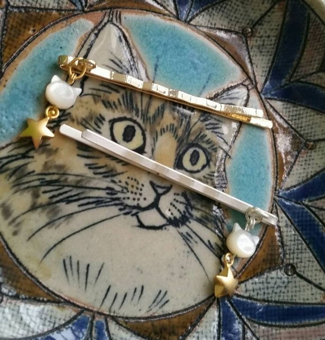 贝母 喵星人， 镀金/银色小星星发夹 Cat shape mother pearl  Gold-plated/Silver-plated hair pin - 发饰 - 宝石 银色
