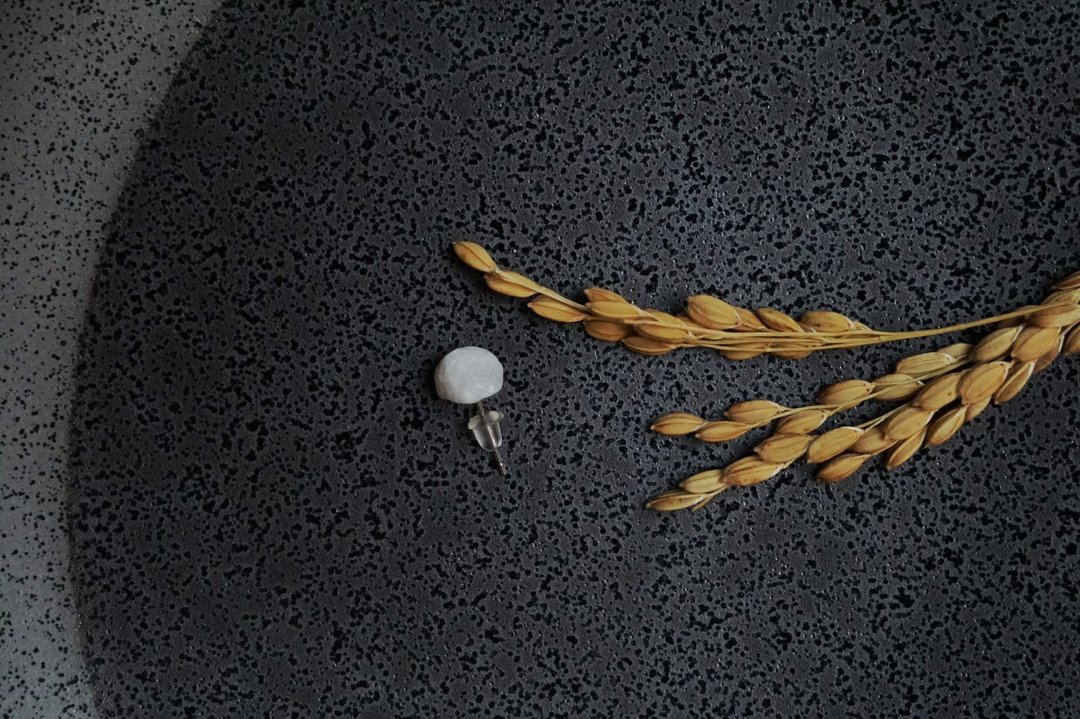 石穗-春分　白色天然大理石单耳耳针 耳钉 耳环 独家设计手作耳环 - 耳环/耳夹 - 石头 白色