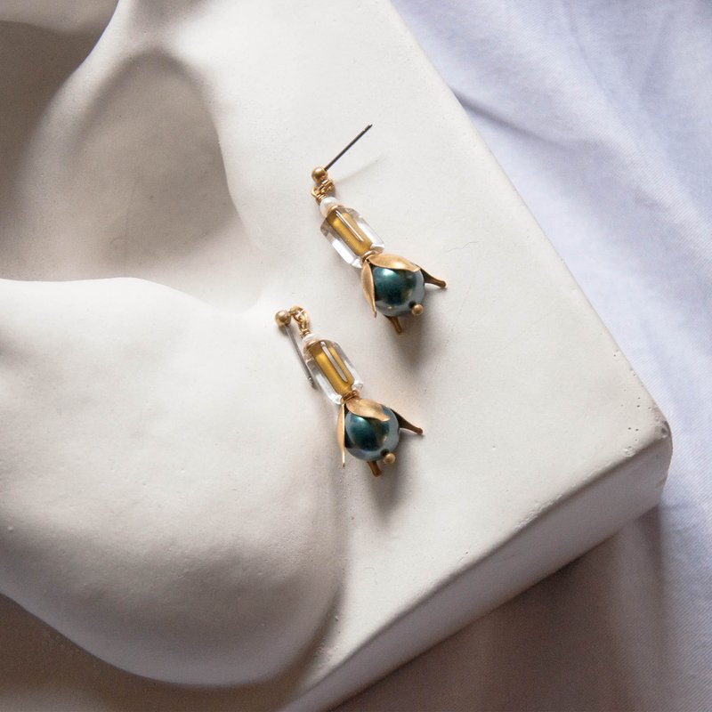 大溪地花瓣珍珠琉璃耳环 - 耳环/耳夹 - 琉璃 绿色