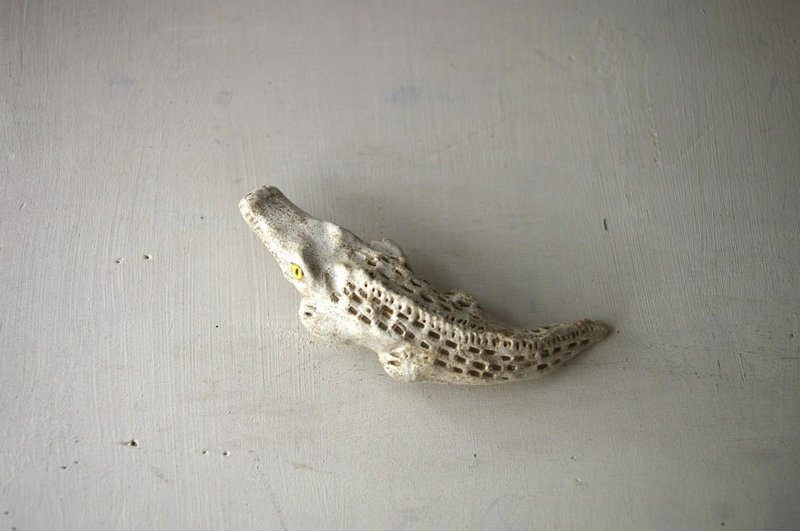 white crocodile broach 白ワニのブローチ0１ - 胸针 - 陶 白色