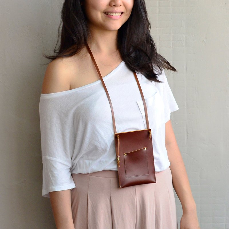 【阿里山上的电话亭】 牛皮手机袋 颈挂 IPHONE6、6s、7 可放悠游卡、证件 (红棕色皮革) - 手机壳/手机套 - 真皮 咖啡色