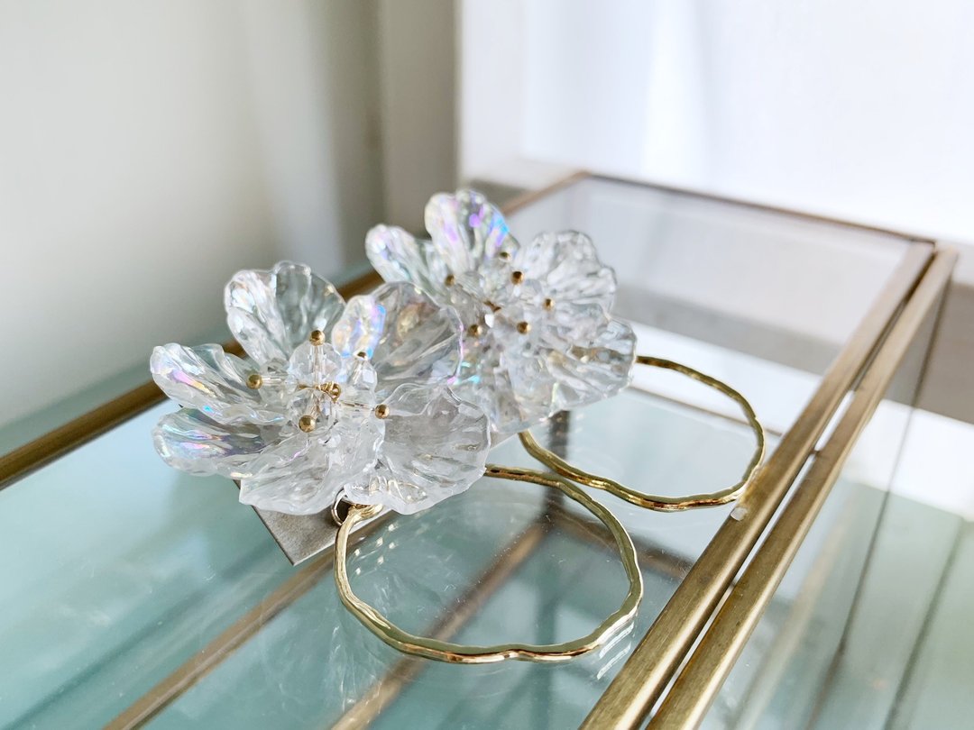 Aurora flower motif pierced earrings that make a large flower lover bloom - 耳环/耳夹 - 压克力 透明