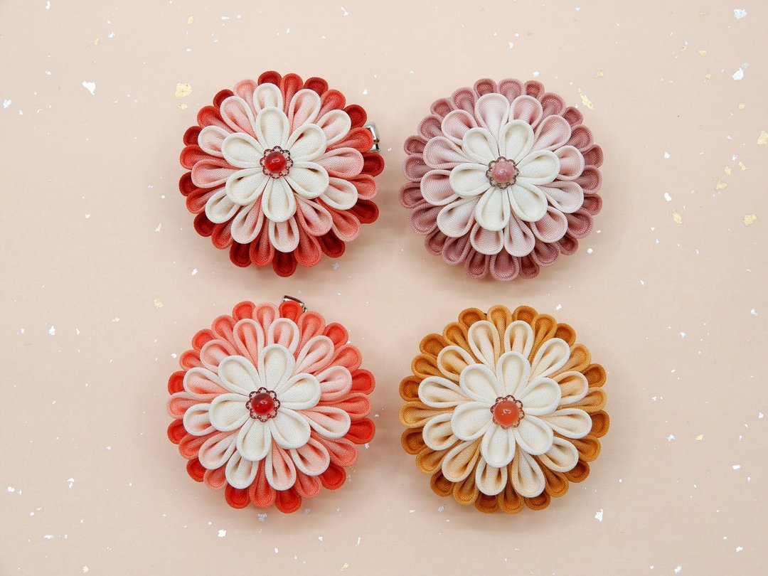 [New] Knob work Made from old cloth, brooches and hair ornaments with W metal fittings like Japanese sweets can be used everyday - 胸针 - 丝．绢 红色