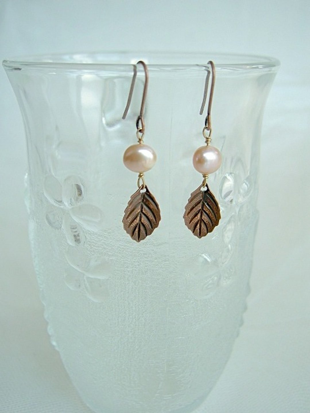 Pearl and leaf earrings - 耳环/耳夹 - 宝石 粉红色
