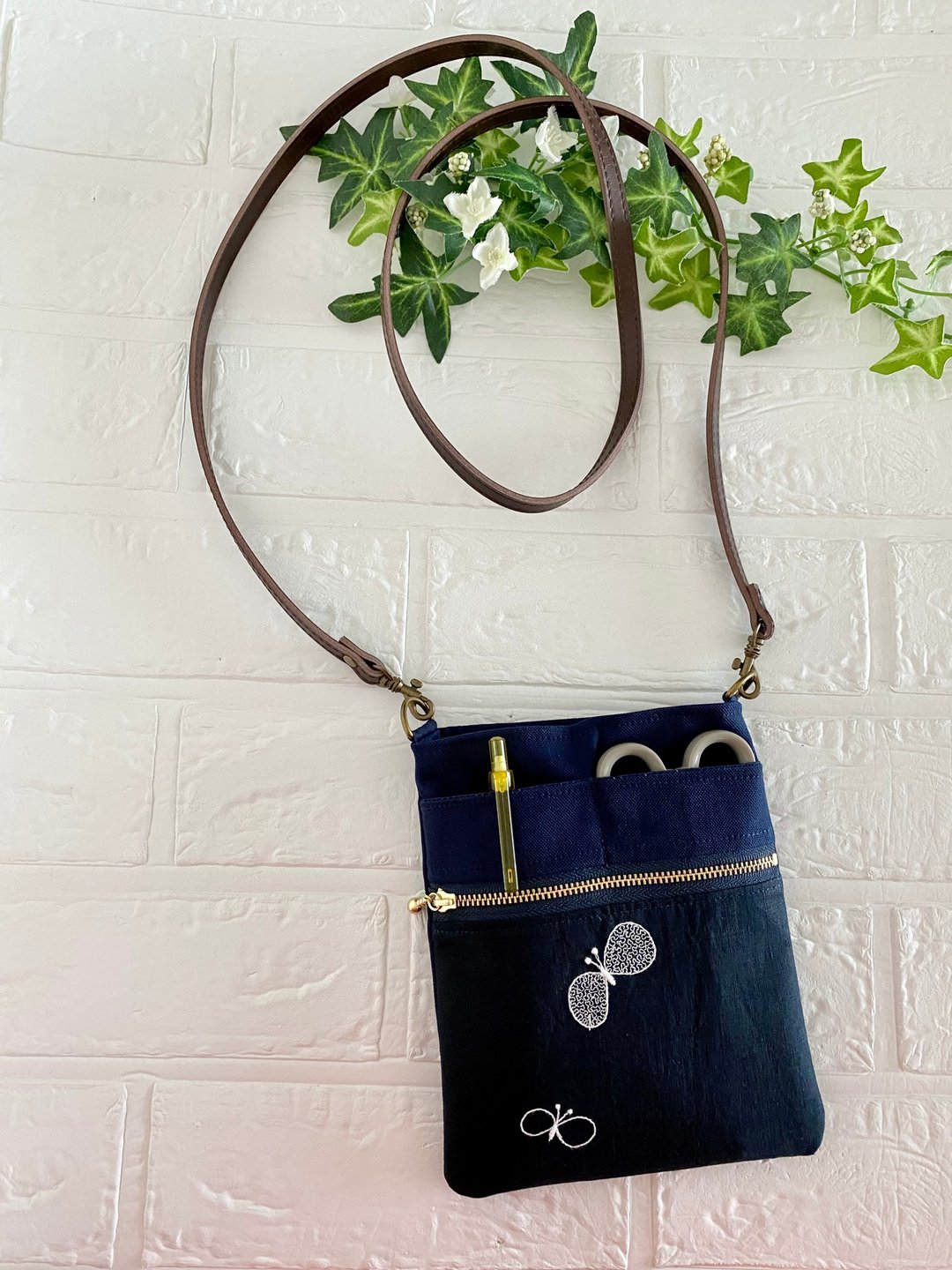 minäperhonen zipped shoulder bag - 侧背包/斜挎包 - 棉．麻 