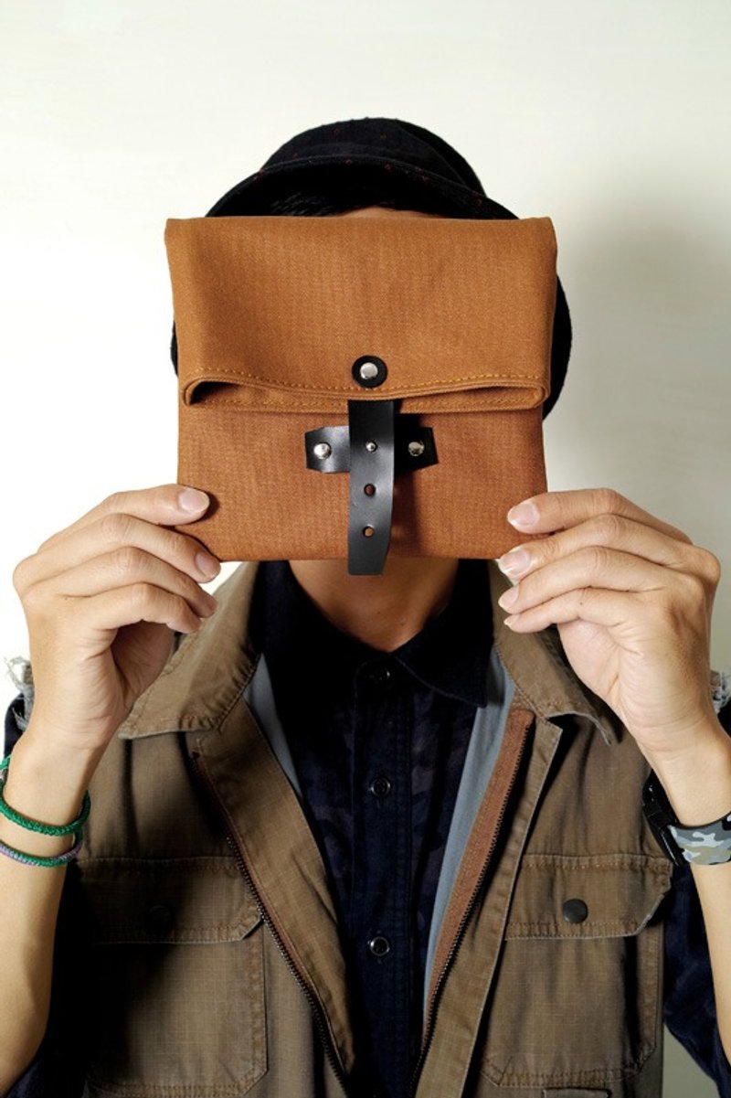 MAPLE SYRUD-手做皮革上胶防水帆布折叠式相机/收纳包 - 相机包/相机袋 - 防水材质 咖啡色