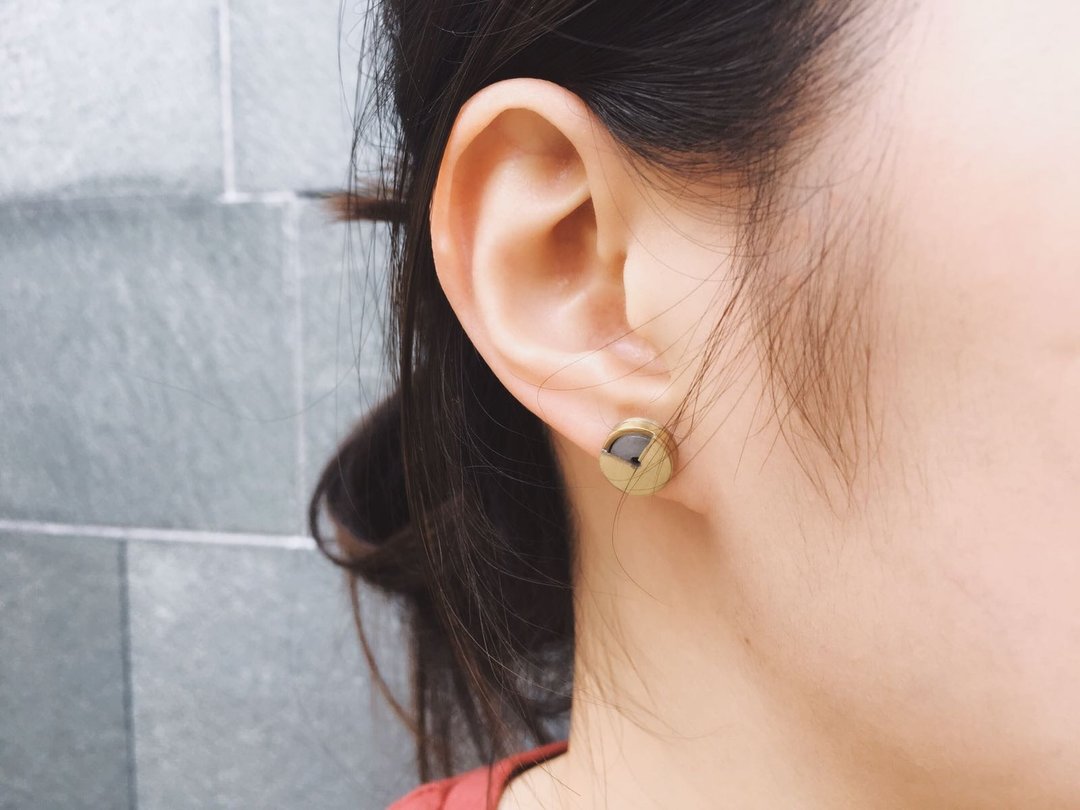 Mush Glimpse Earring 黄铜 天然石 简约 耳环 - 耳环/耳夹 - 其他金属 金色