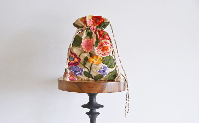 限量贩售 薄纱花卉刺绣三用束口袋斜背包 多彩 - 侧背包/斜挎包 - 棉．麻 卡其色