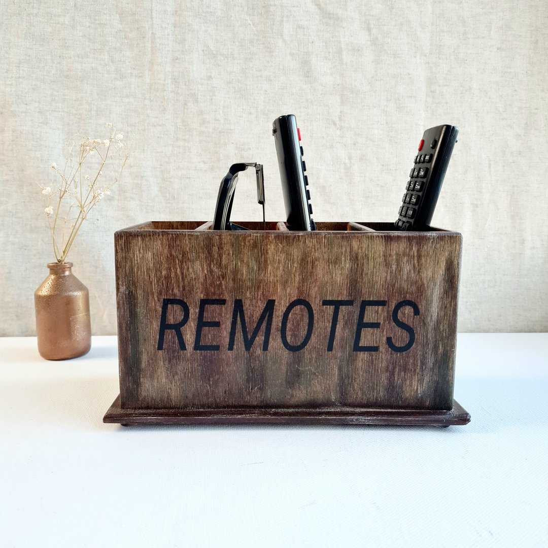 Farmhouse remote holder Remote control holder with grey felt bottom inside - 收纳用品 - 木头 卡其色