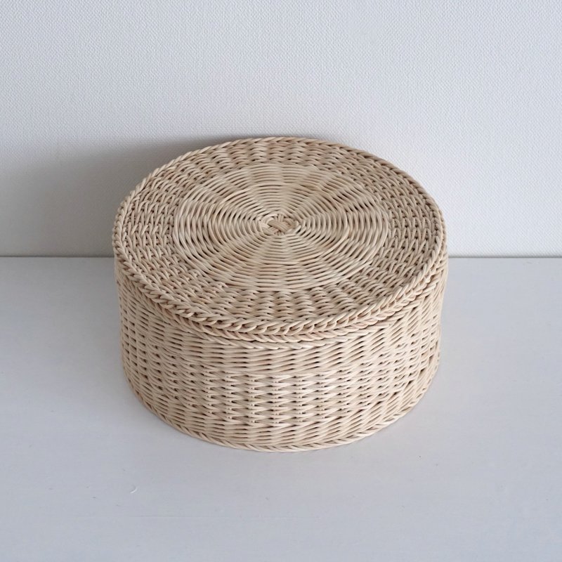 带盖羽毛和绳编织的圆形篮子 - 置物架/篮子 - 木头 
