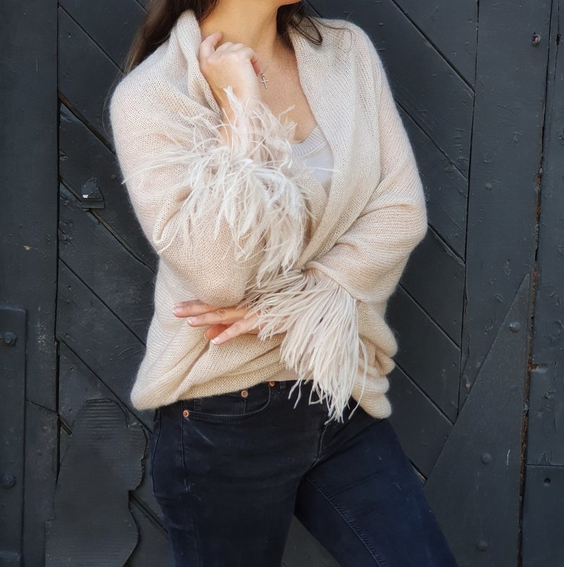 蚕茧造型马海毛羽毛开襟外套。婚礼轻盈款开襟外套 - 女装背心 - 木头 透明