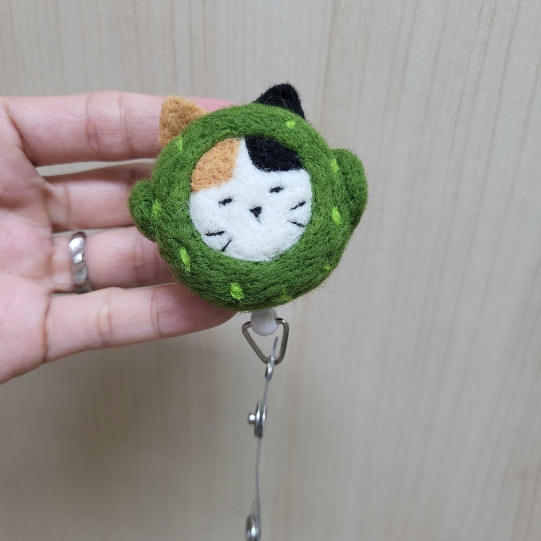 佩宁手作│仙人掌猫咪易拉扣×羊毛毡 - 三花猫│伸缩扣。伸缩夹 - 证件套/卡套 - 羊毛 