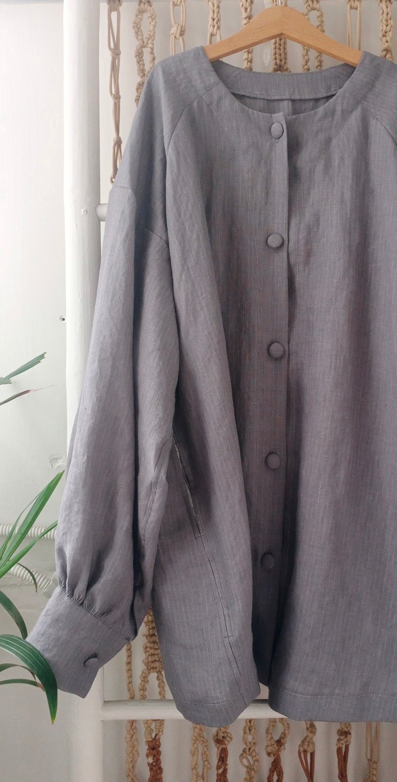 中性圆领拉克兰落肩宽袖衬衫--灰底细条.纯亚麻/前长后短 - 女装衬衫 - 棉．麻 灰色