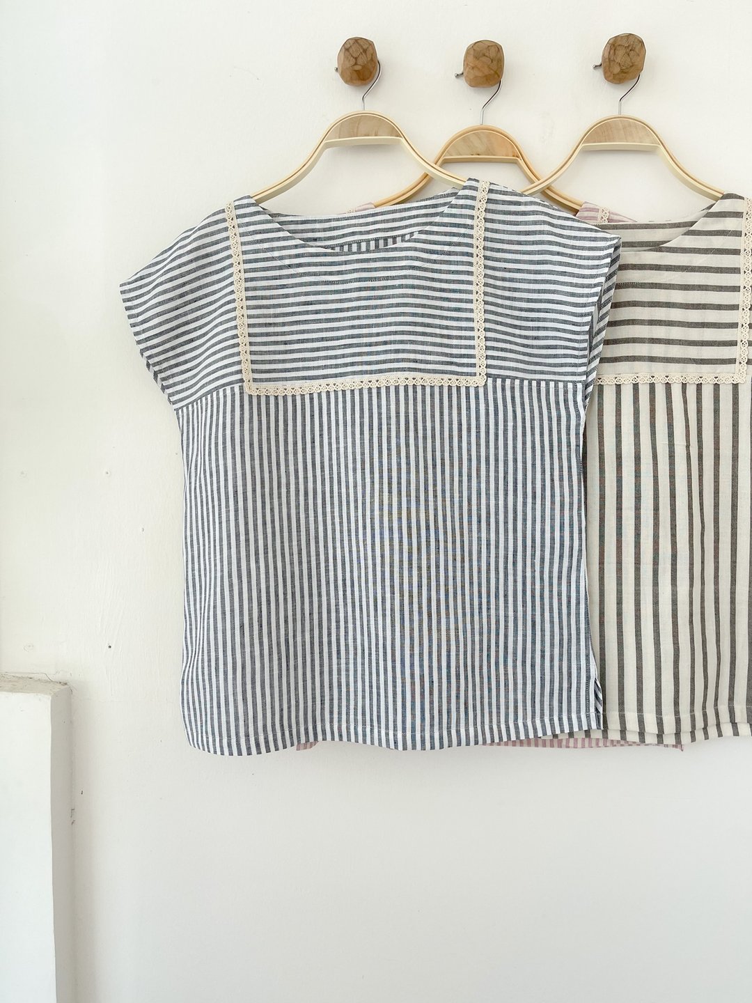 Coco Shirt 圆领落肩条纹衫 (灰) - 女装上衣 - 棉．麻 灰色