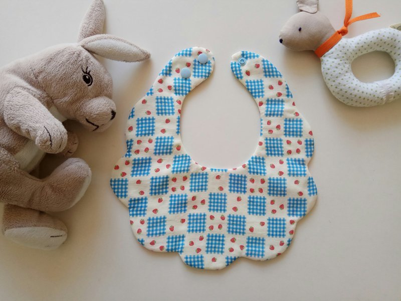 日本绵纱布 草莓蓝色松饼格  棉纱款云状围兜 婴儿围兜 - 满月礼盒 - 棉．麻 多色