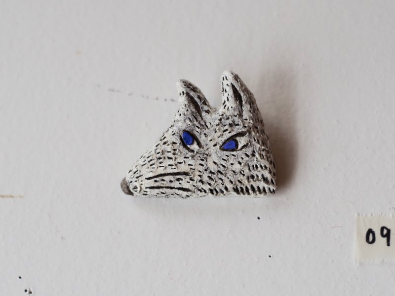 white wolf broach 09 - 胸针 - 陶 白色