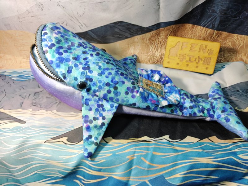 海洋生物袋物系列-美国限量布手作海洋风蓝色荷叶边鲸鱼笔袋-笔袋 - 铅笔盒/笔袋 - 棉．麻 